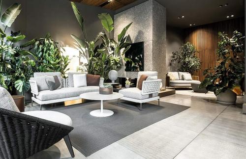 Outdoor Minotti Concept Store by Misura Arredamenti 